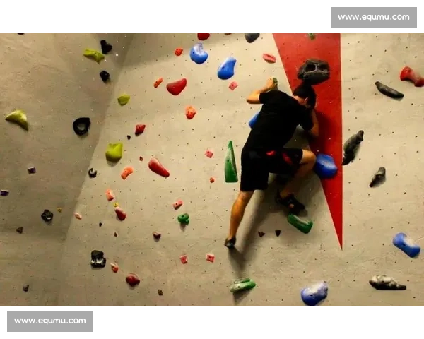 室内攀岩比赛激烈展开挑战极限运动激情展现